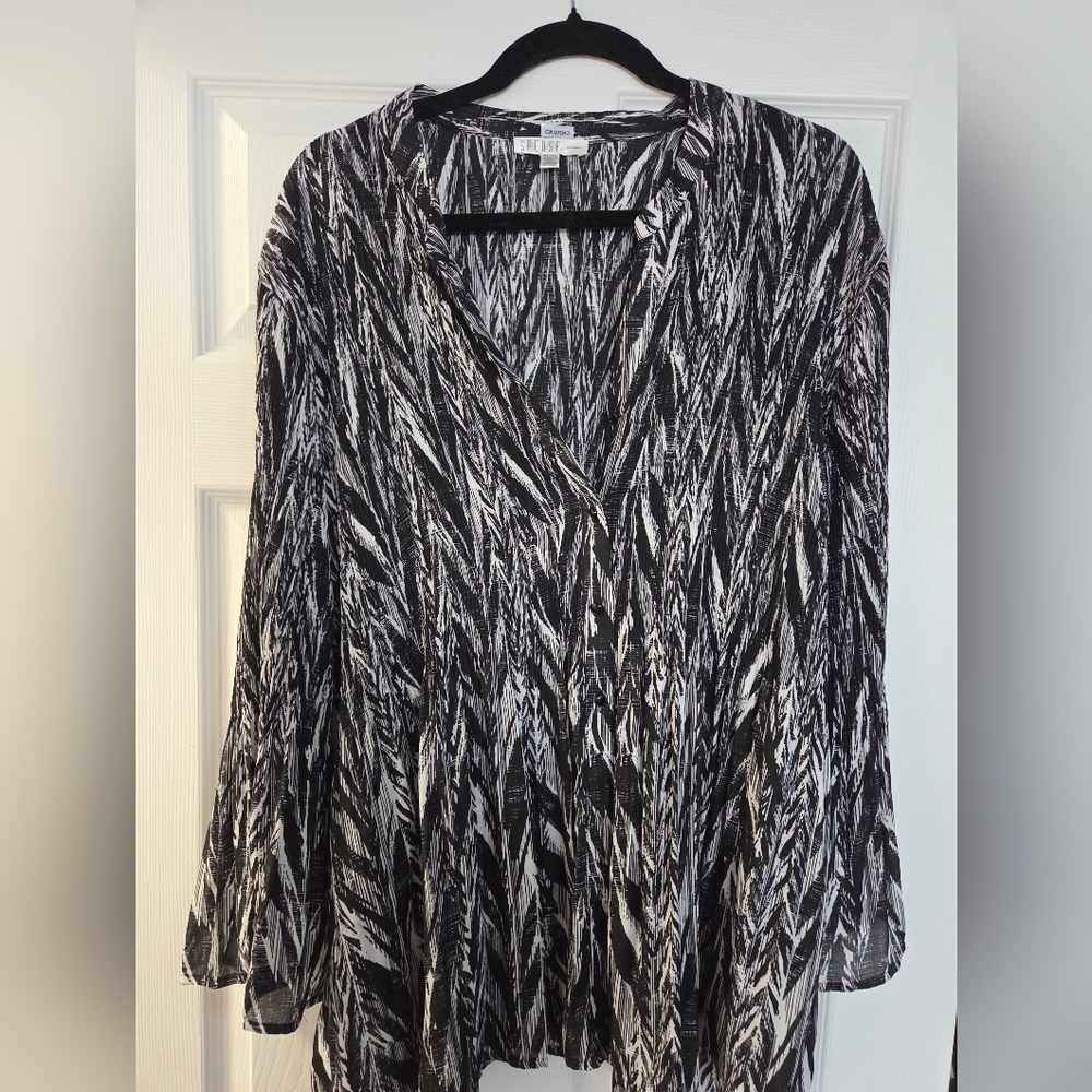 Spense Black & White Abstract V-Neck Blouse